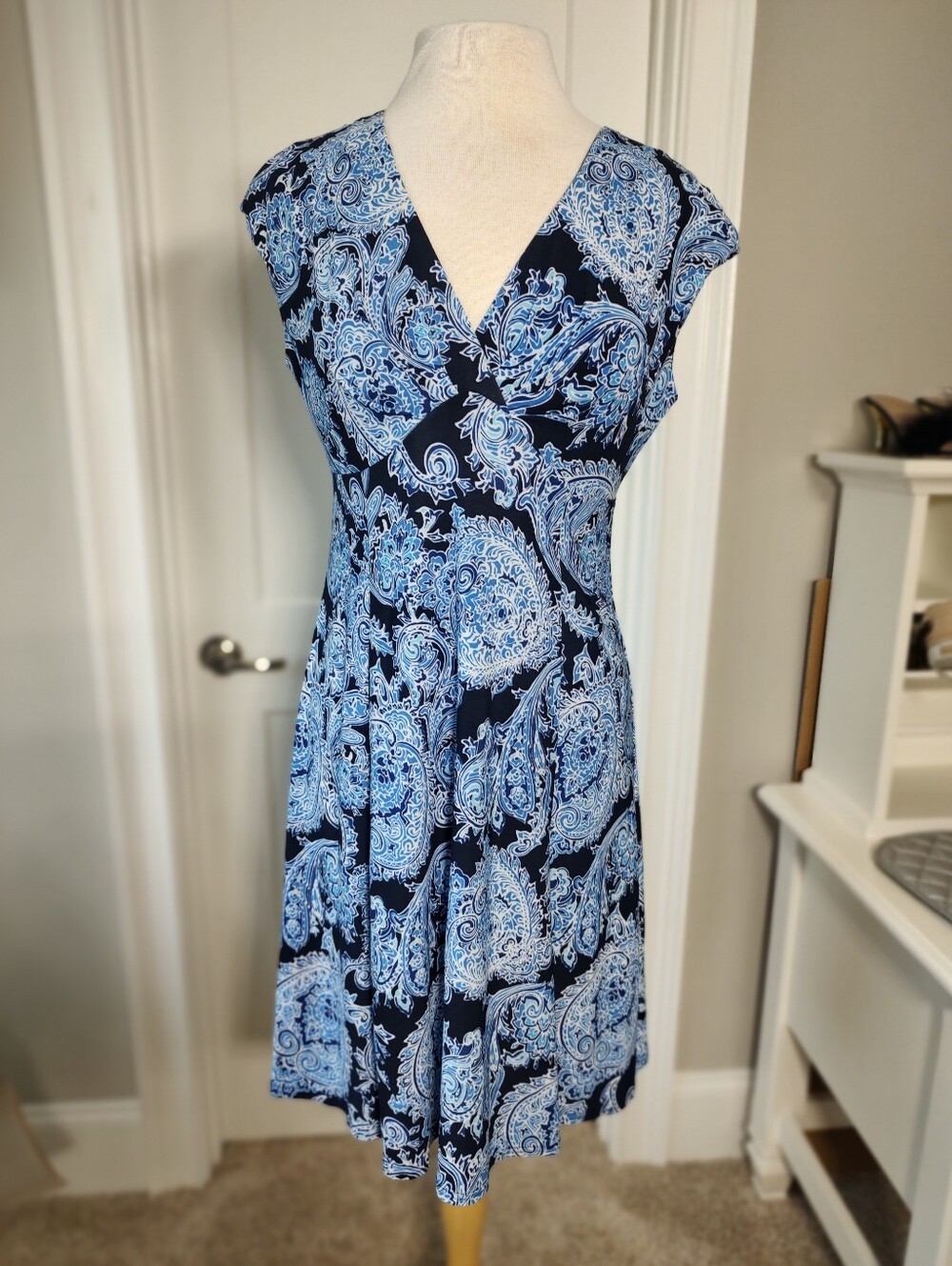Jones Wear Dress Women's Navy and Light Blue Paisley V-Neck Dress